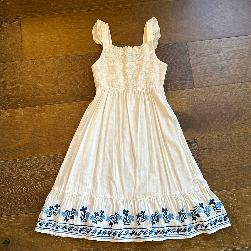Girls flutter sleeve embroidered dress size medium